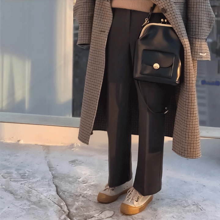 Anna - Chic Leather Bag with Kiss-Lock Closure